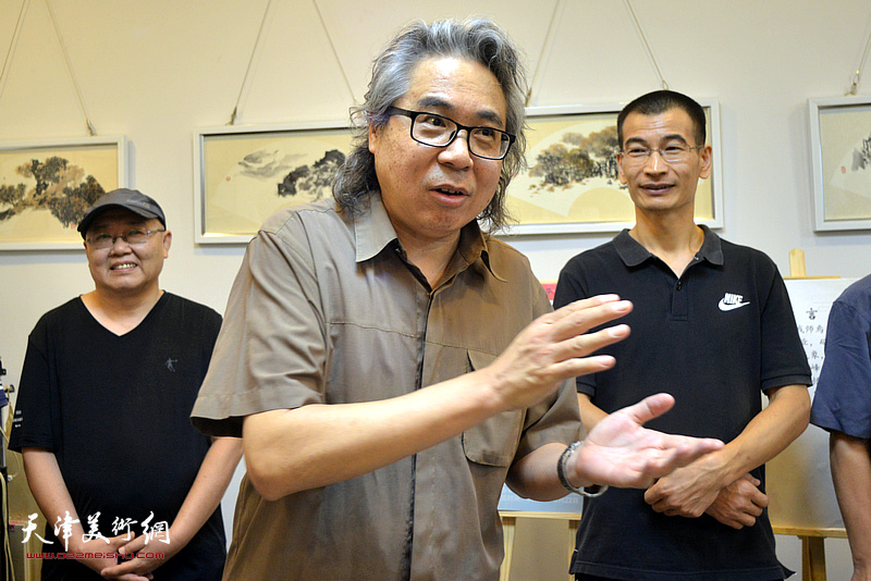 天津南开大学教授、雕塑家李军致辞。