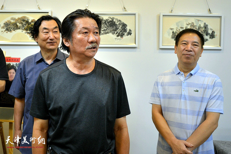 著名画家黄国华代表参展画家致辞。