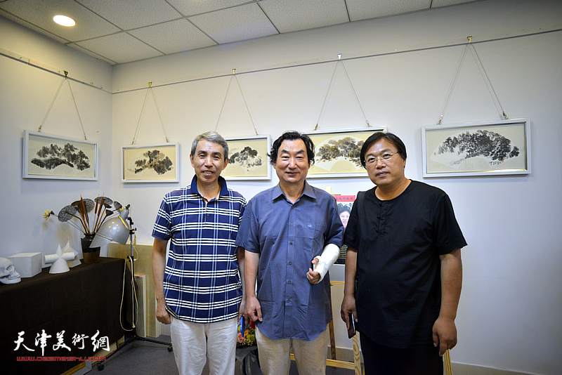 任云程、韩石、冯钢在三省斋扇面作品展现场。