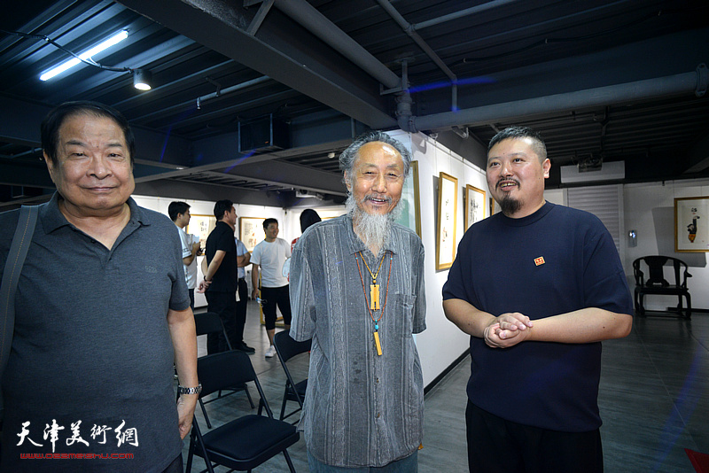 陈琛与左川、刘栋在展览现场。