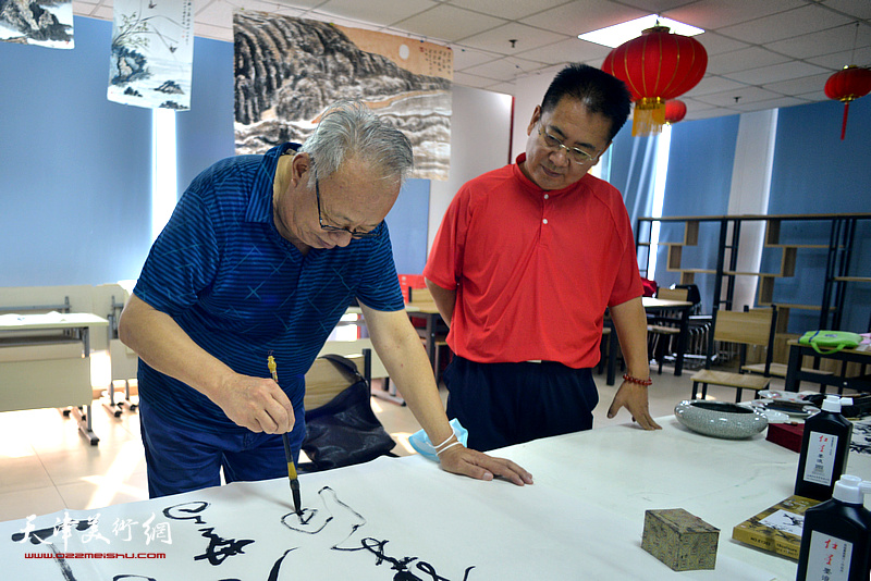 书画家李颖逊、王建礼在捐赠仪式现场创作