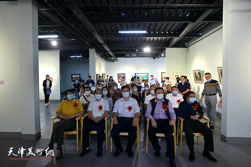 “初心溢彩——东丽区决胜全面建成小康社会油画作品邀请展”开幕仪式现场。