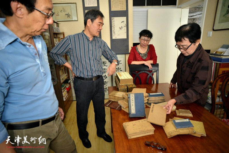 萧惠珠、哈铭、李文祥观赏哈珮先生作品。