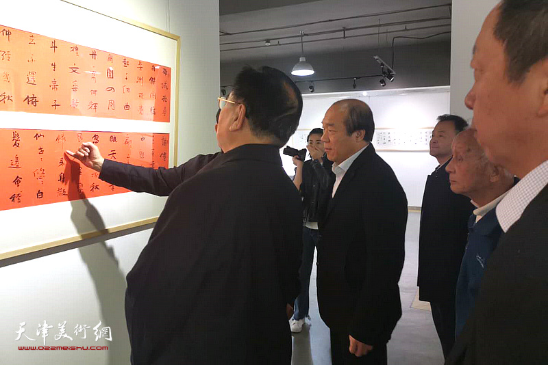 王树秋在书法作品展现场为嘉宾讲解展出的作品。