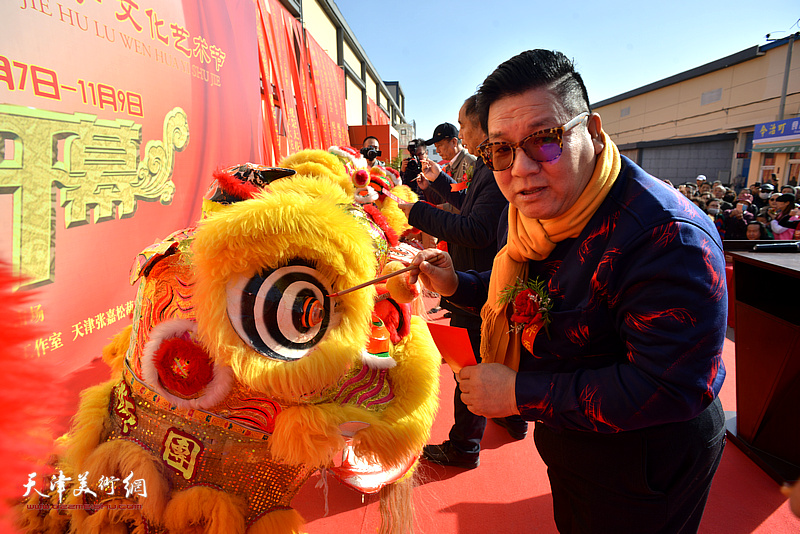 张福来为代表祥瑞象征的民间艺术狮子点睛。