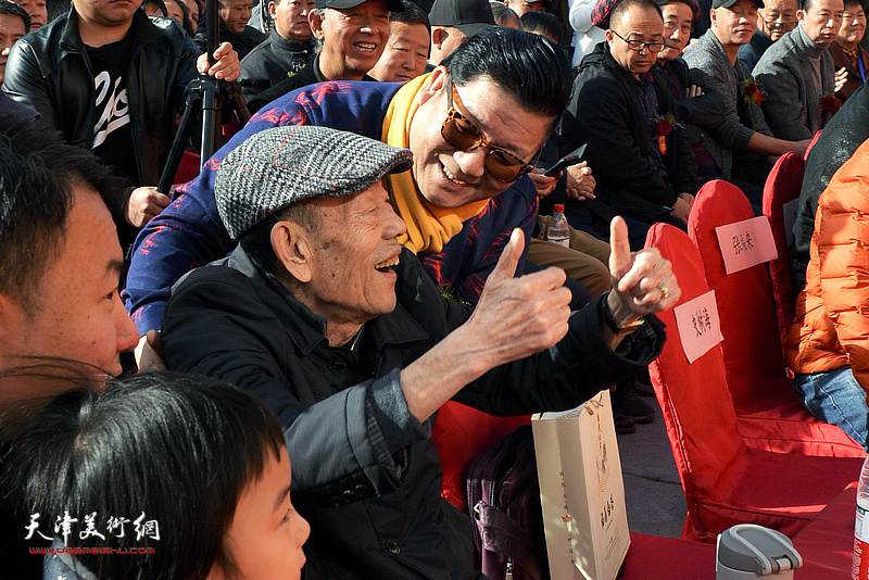 著名相声表演艺术家杨少华到场祝贺荣大花卉首届葫芦文化艺术节开幕。