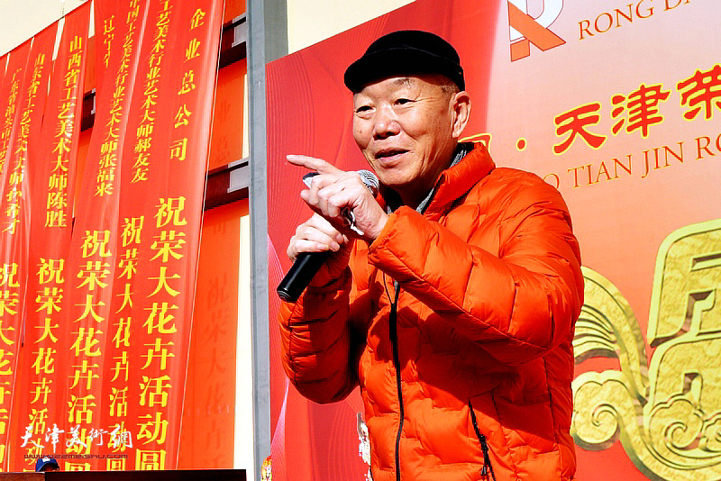 著名相声表演艺术家赵津生到场祝贺荣大花卉首届葫芦文化艺术节开幕。
