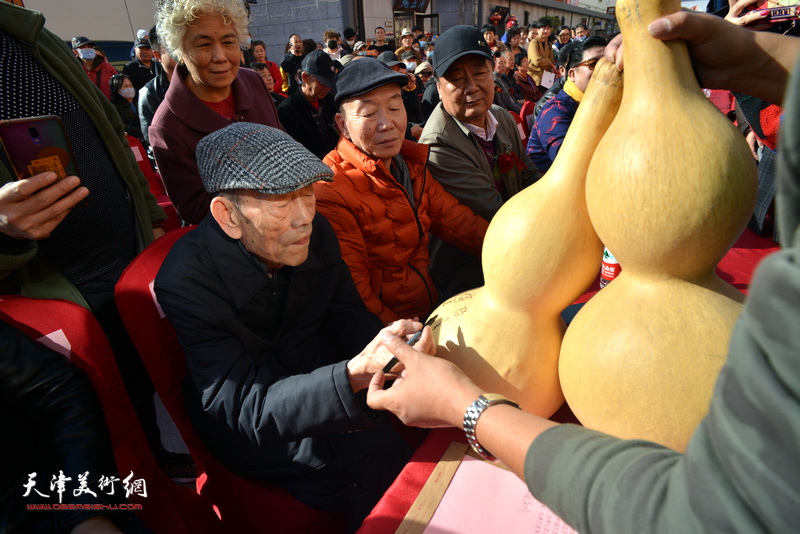 著名相声表演艺术家杨少华为葫芦爱好者签名留念。