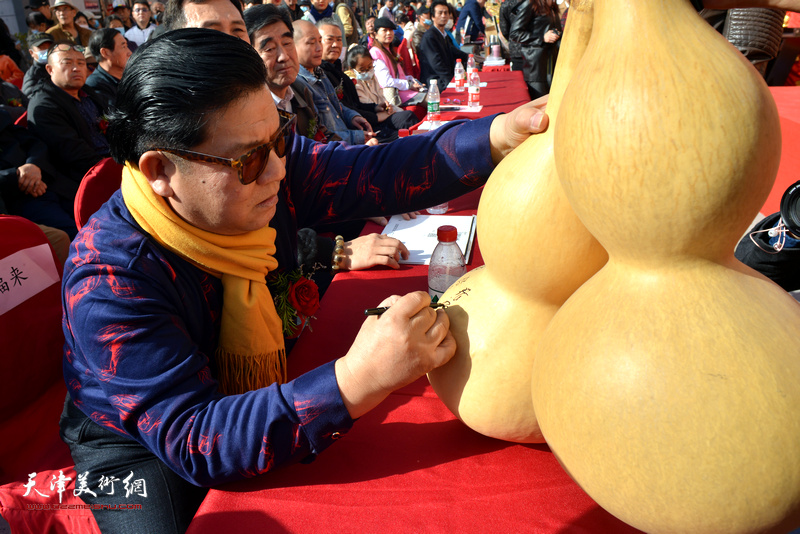 中国工艺美术行业艺术大师张福来为葫芦爱好者签名留念。
