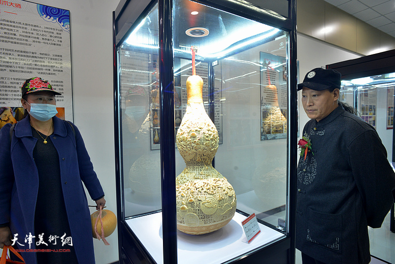 荣大花卉首届葫芦文化艺术节大师风采展厅。