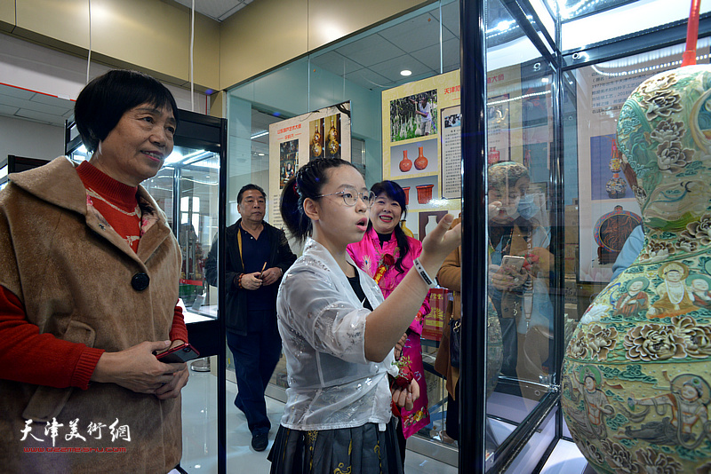 荣大花卉首届葫芦文化艺术节大师风采展厅。