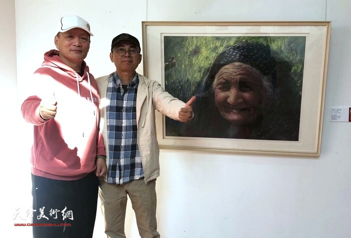 粉画家马福宝、裴发邦在画展现场。