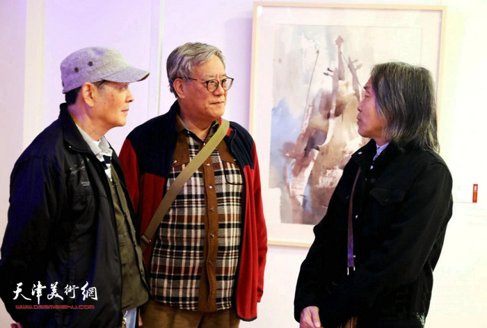 艺术家、嘉宾们在画展现场交流。