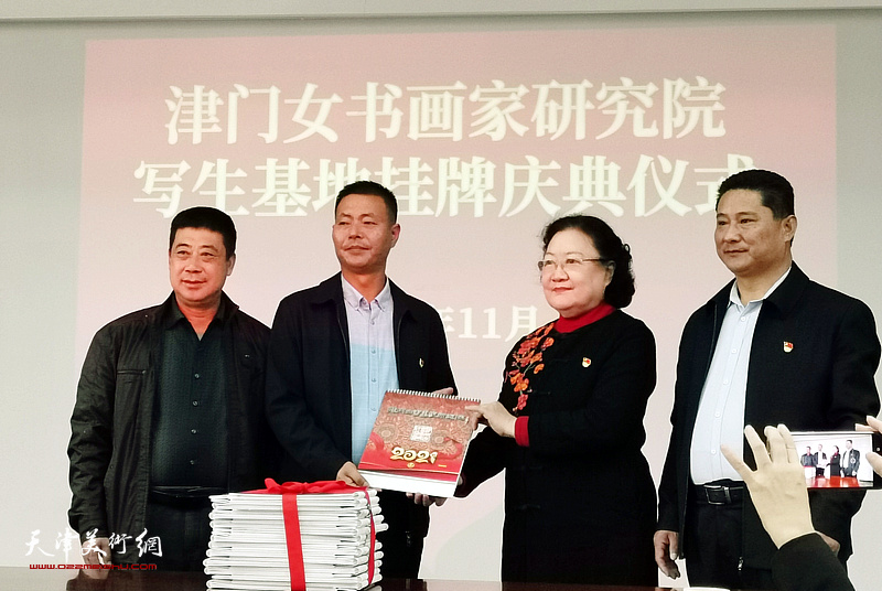 刘正女士代表女画家向第六埠村党委赠送新年台历。