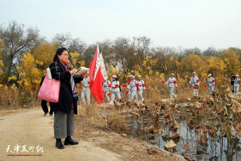 女画家王珊在第六埠村写生