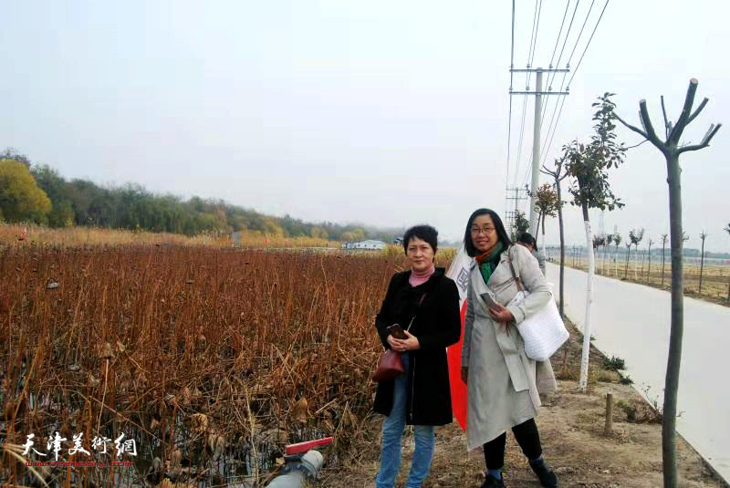 女画家张静、肖英隽在第六埠村写生基地