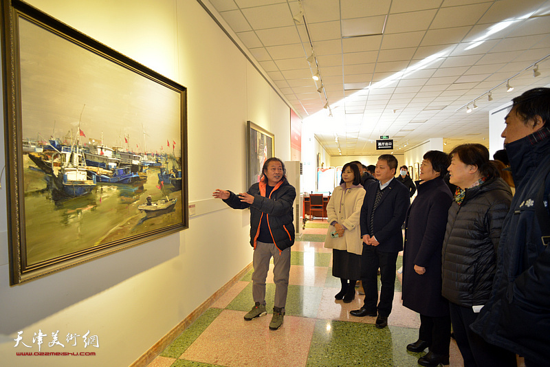 车万里、阎金瑛、郭凤敏、姜中立、杜晓光、刘永吉、杨文观赏展出的作品。