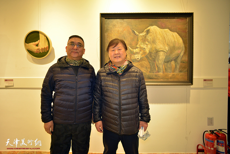 姜中立、杨文在画展现场。