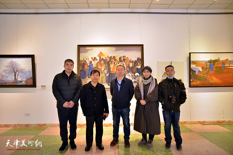 王宏志、王梓珑与美术爱好者在画展现场。