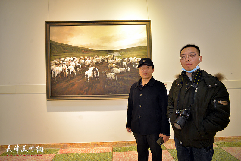 王宏志、王梓珑在画展现场。