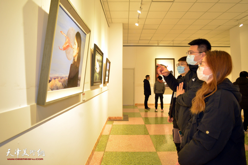 “认真贯彻十九届五中全会精神、努力建设文化强国油画精品展”现场。