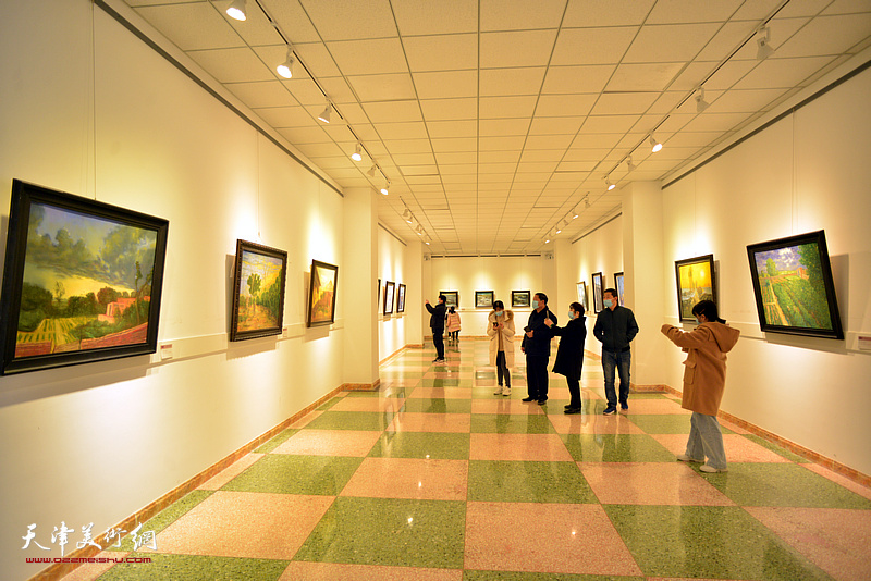 “认真贯彻十九届五中全会精神、努力建设文化强国油画精品展”现场。