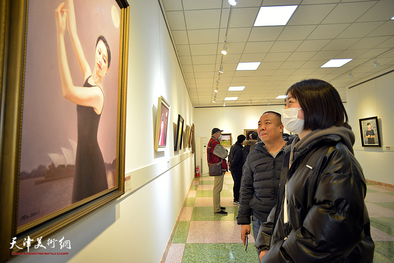 “认真贯彻十九届五中全会精神、努力建设文化强国油画精品展”现场。