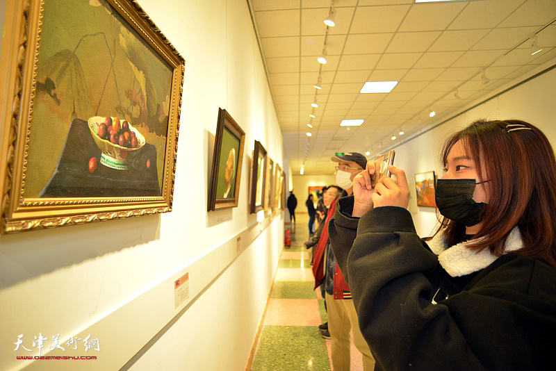 “认真贯彻十九届五中全会精神、努力建设文化强国油画精品展”现场。