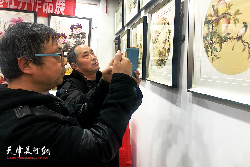 “华堂焕彩——著名画家张锡武、冯字锦彩墨牡丹作品展”鹤艺轩现场。
