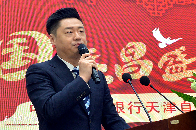 天津广播电视台著名节目主持人刘涛主持赶非遗大集活动。