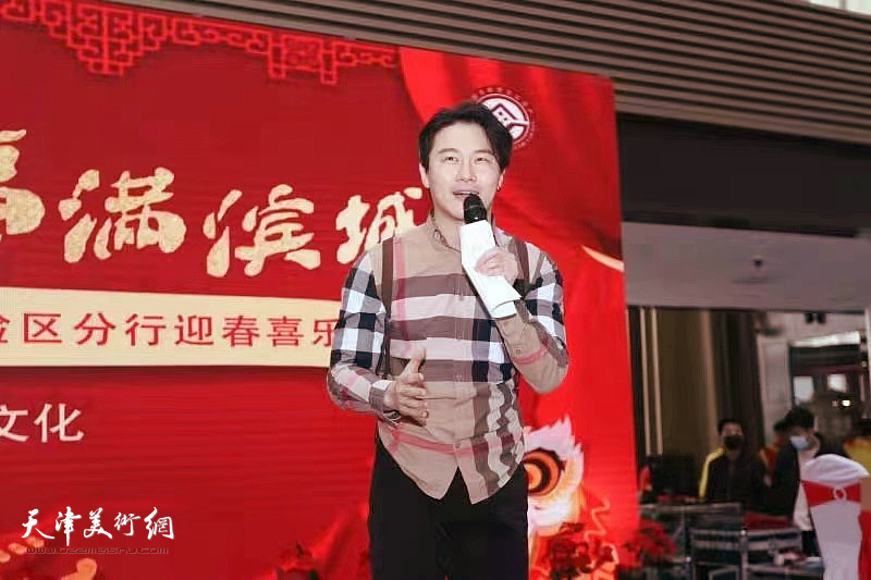 天津广播电视台著名节目主持人王野主持赶非遗大集活动。
