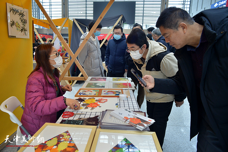 非遗项目女红民间艺术现场展演。