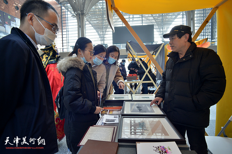 非遗项目汉沽版画现场展演。