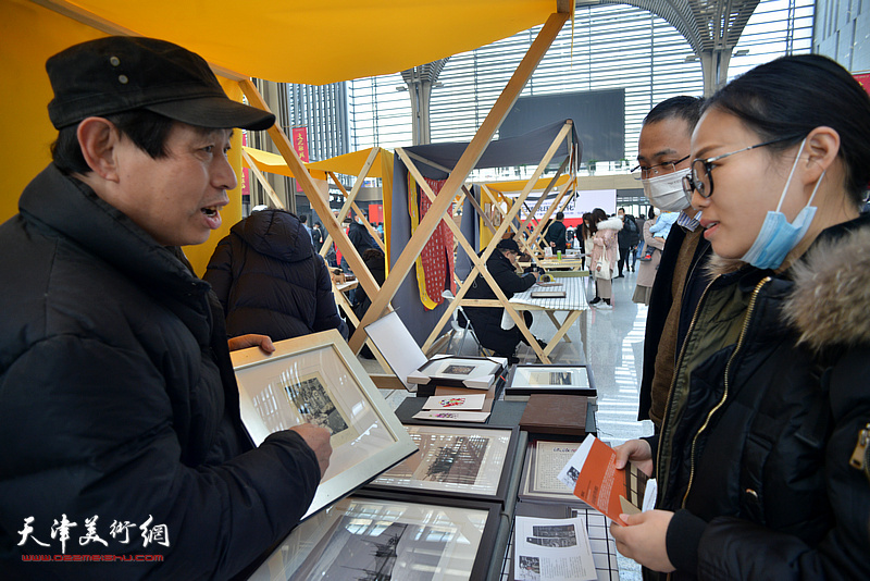 非遗项目汉沽版画现场展演。