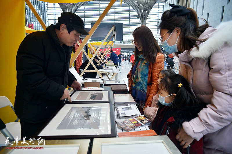 非遗项目汉沽版画现场展演。