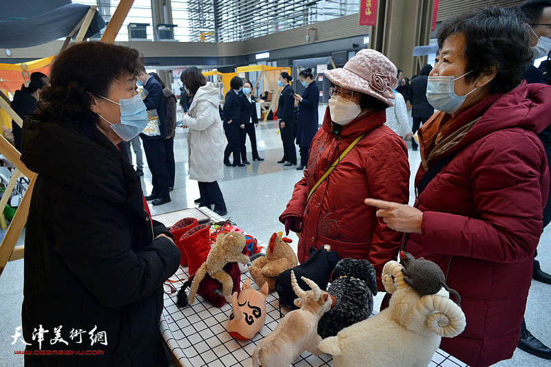 非遗项目女红民间艺术现场展演。