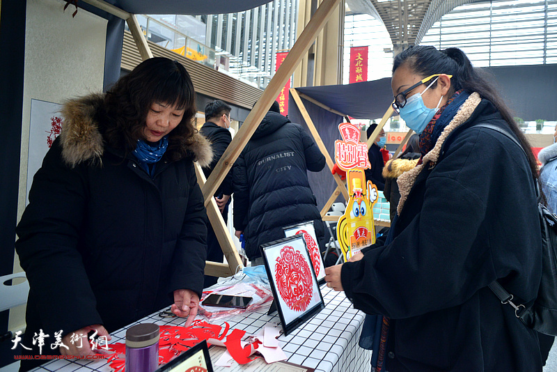 非遗项目大港剪纸现场展演。