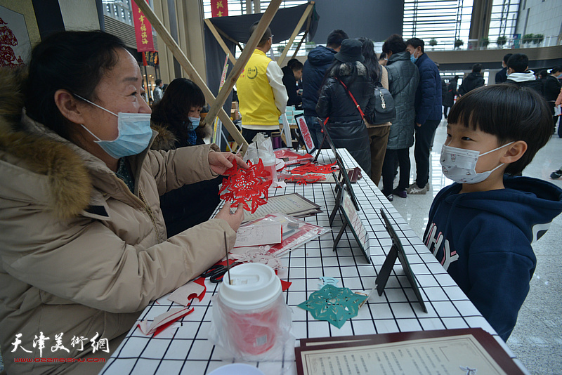 非遗项目大港剪纸现场展演。