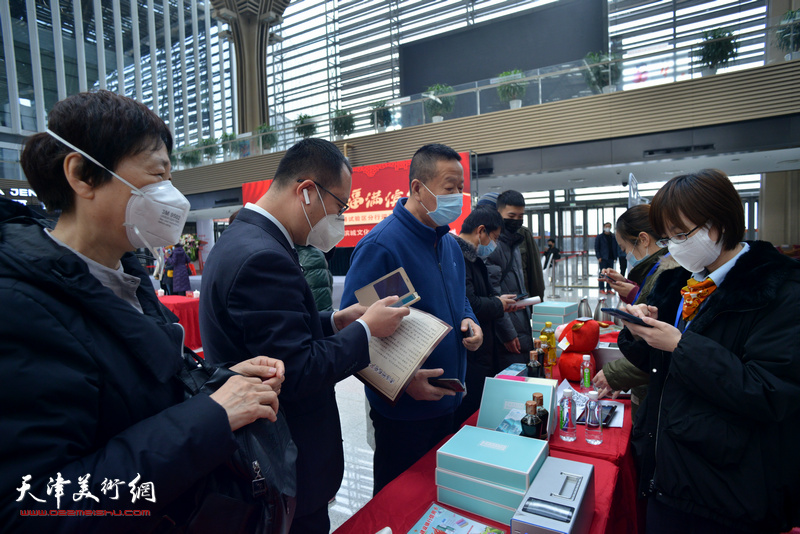 赶非遗大集 览滨城文化·中国建行天津自贸区分行迎春非遗展演活动现场。