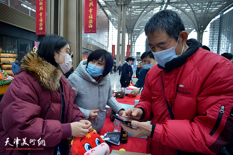 赶非遗大集 览滨城文化·中国建行天津自贸区分行迎春非遗展演活动现场。