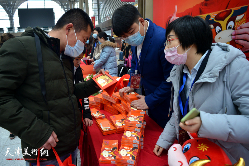 赶非遗大集 览滨城文化·中国建行天津自贸区分行迎春非遗展演活动现场。