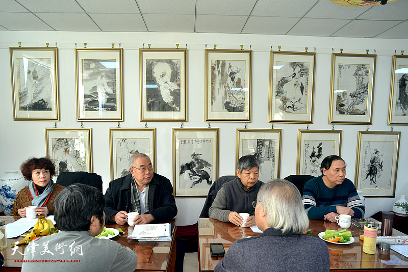 左起：史玉、王义常、张礼军、郭凤祥在研讨巨制国画的创作。 