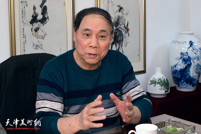 郭凤祥对巨制国画的创作发表意见。