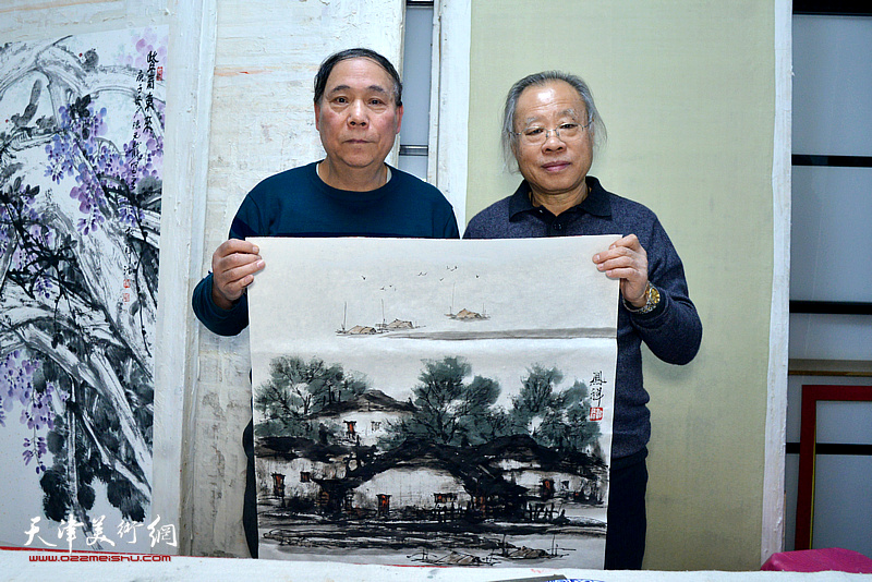 王金厚、郭凤祥在人民书画院创作现场。