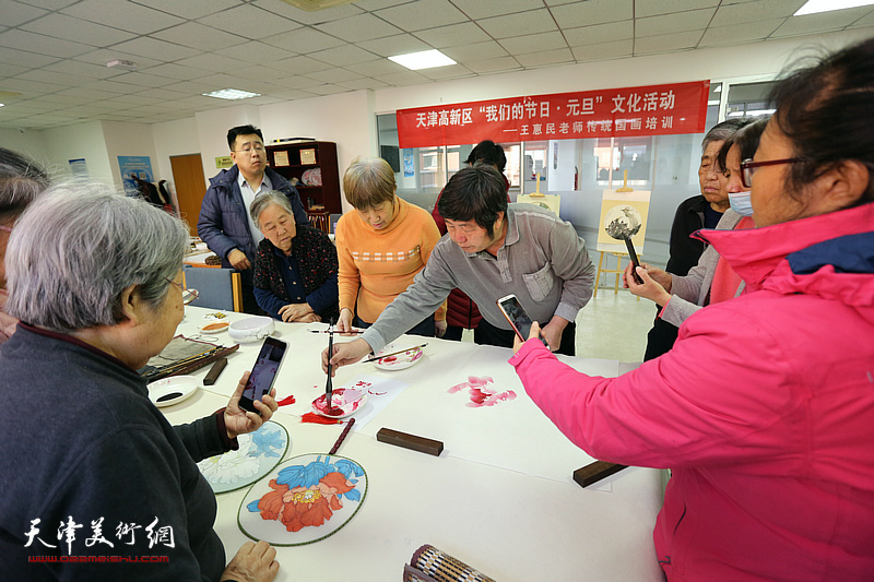 著名花鸟画家王惠民走进天津高新区航天城社区开展国画创作公益辅导