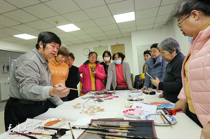 著名花鸟画家王惠民走进天津高新区航天城社区开展国画创作公益辅导