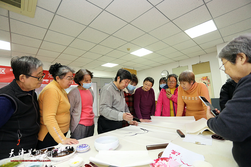 著名花鸟画家王惠民走进天津高新区航天城社区开展国画创作公益辅导