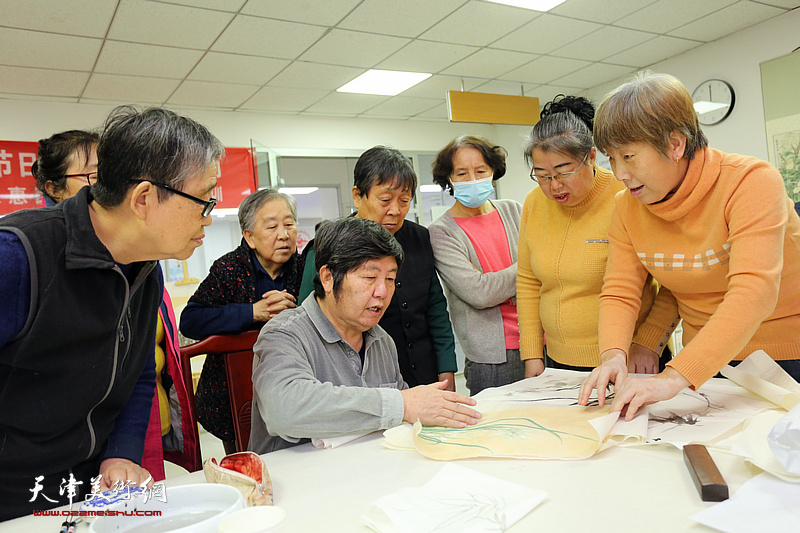 著名花鸟画家王惠民走进天津高新区航天城社区开展国画创作公益辅导