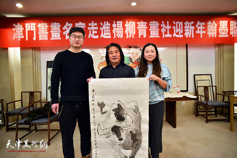 孙富泉与杨柳青画社属牛的青年传承人在现场。