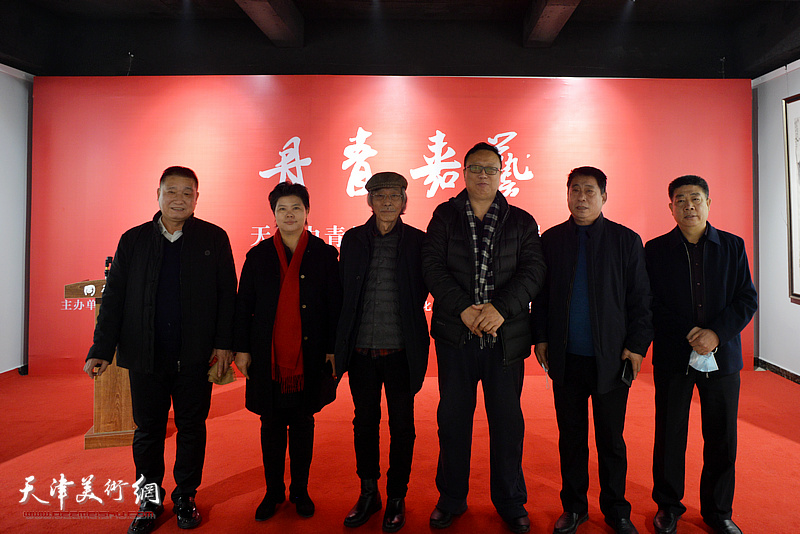 刘红、冯韬、姚景卿、皮志刚、王海云、张养峰在展览现场。